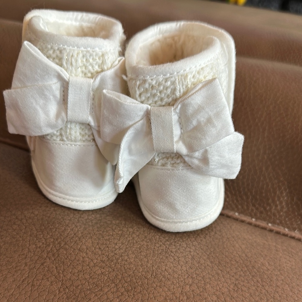Capelli of New York White Baby Walker Shoes with Knitted Cuff